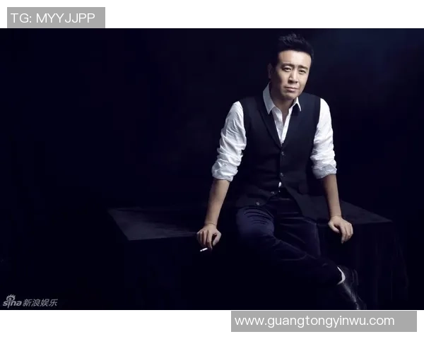 足球明星身着阿玛尼西装展现魅力风采引领时尚潮流